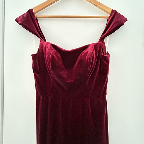 Jenny Yoo Issa Off-The-Shoulder Stretch Velvet Column Gown | SOLD OUT | size 8 - Picture 7 of 7